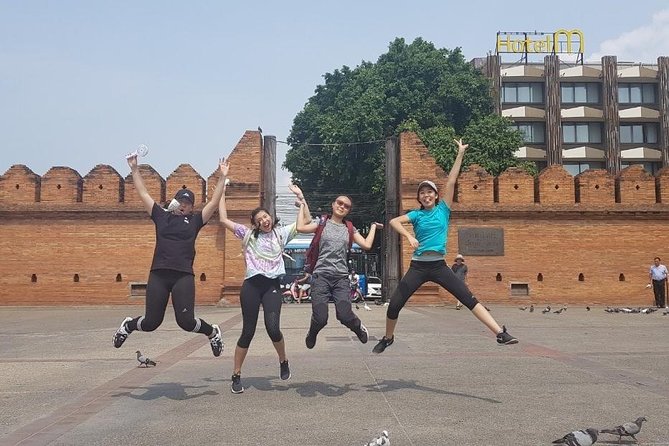 4-Hour Evening Bike Tour of Old City Chiang Mai - Wat Chedi Luang Varavihara: the Emerald Buddha connection and the City Pillar