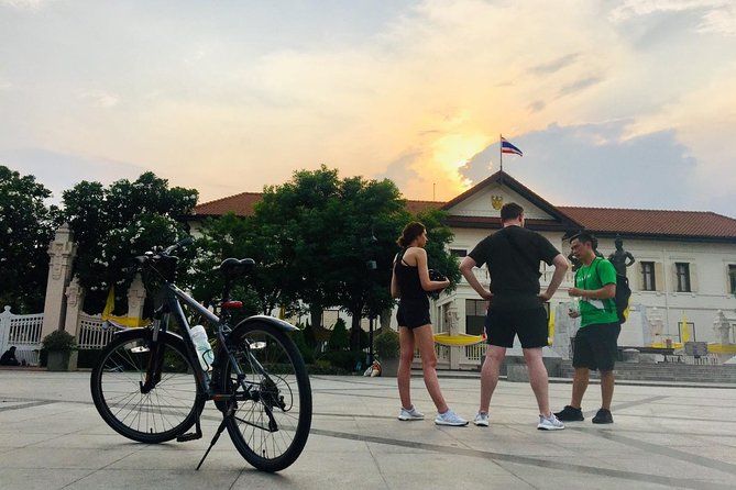 4-Hour Evening Bike Tour of Old City Chiang Mai - How the ride feels: 14 km, flat roads, and comfort-first pacing