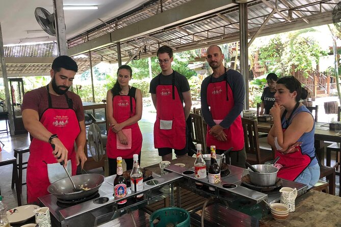 Authentic Thai Cooking Class and Farm Visit in Chiang Mai - Getting there: Tha Phae Gate, pickup, and staying oriented