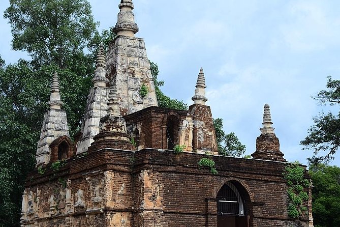 Best of Chiangmai day trip Temples and Sticky waterfall - Stop 2: Wat Chiang Man, the 1296 temple with elephant buttresses
