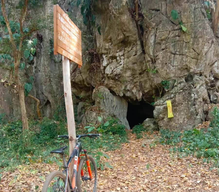 Chiang Mai: 22 km XC Mountain Biking from Sticky Waterfall - The cave stop and viewpoint energy check