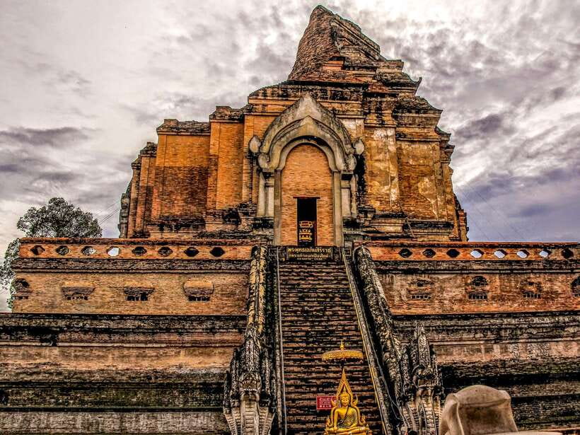 Chiang Mai: 3 Hour Old City and Temples Guided Walking Tour - Wat Chedi Luang: The biggest stupa in Chiang Mai