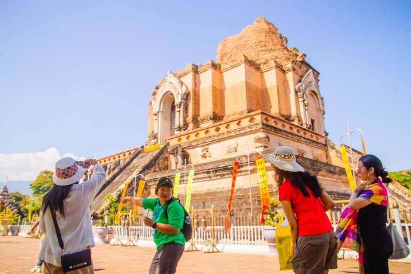 Chiang Mai: 3 Hour Old City and Temples Guided Walking Tour - Wat Phra Singh: Mosaic sanctuary, lion Buddha, and gilded pagodas