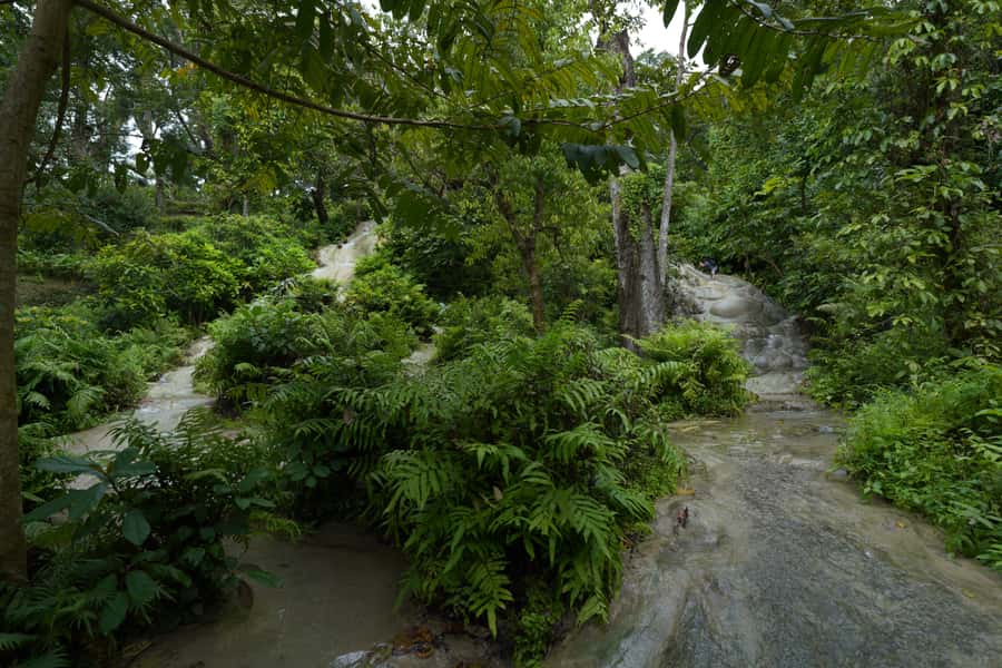 Chiang Mai: Bua Thong Sticky Waterfall & Huge Cave & Buffet - Nam Phu Chet Si seven-color fountain: the quiet break between climbs
