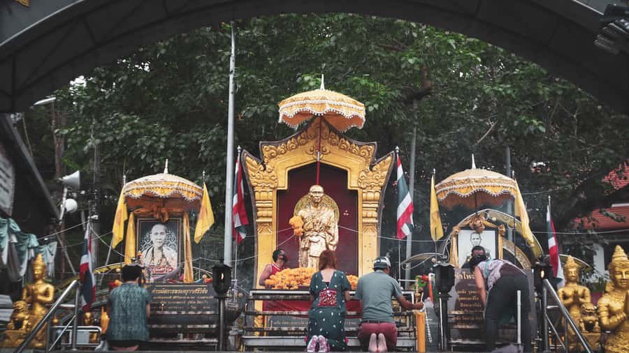 Chiang Mai: Buddhist Almsgiving and Market Tour with Meal - A 4-Hour Chiang Mai Morning With Monks, Markets, and Temple Gold