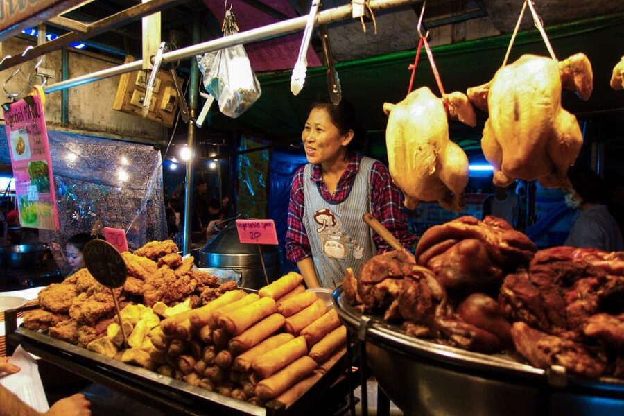 Chiang Mai: Chiang Mai Bar Hopping Guided Night Tour - Starting at Wat Lok Moli: your easy anchor point