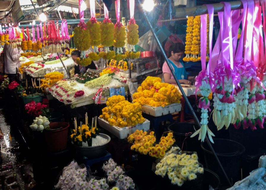 Chiang Mai: Chiang Mai Bar Hopping Guided Night Tour - Low-impact, carbon offsets, and the glass-bottle water approach