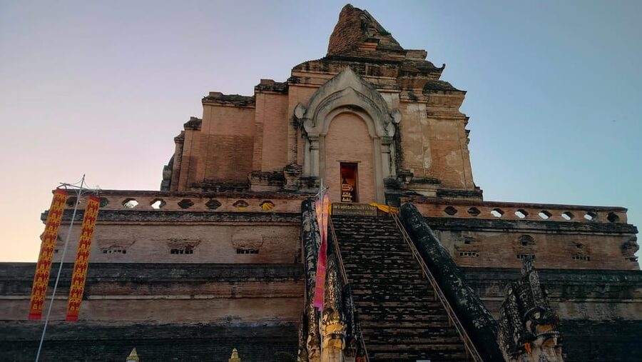 Chiang Mai: Chiang Mai Old City Twilight Walking Tour - Wat Phra Singh Woramahawihan: where the guide helps you see the point