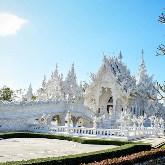 Chiang Mai: Chiang Rai Famous Temples & Hot Springs Day Trip - Lalitta Café and Huay Pla Kang Temple: Finishing Strong