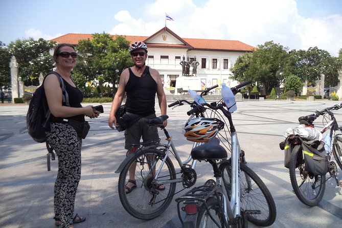 Chiang Mai City Culture Half-Day Cycling Tour - Guide quality and small-group energy on two wheels