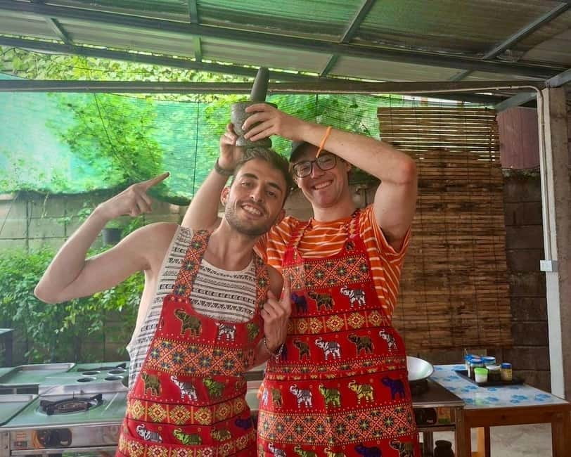 Chiang Mai: Cooking Class, Market & Thai Herbs Garden Tour - Curry paste from scratch: the mortar-and-pestle moment