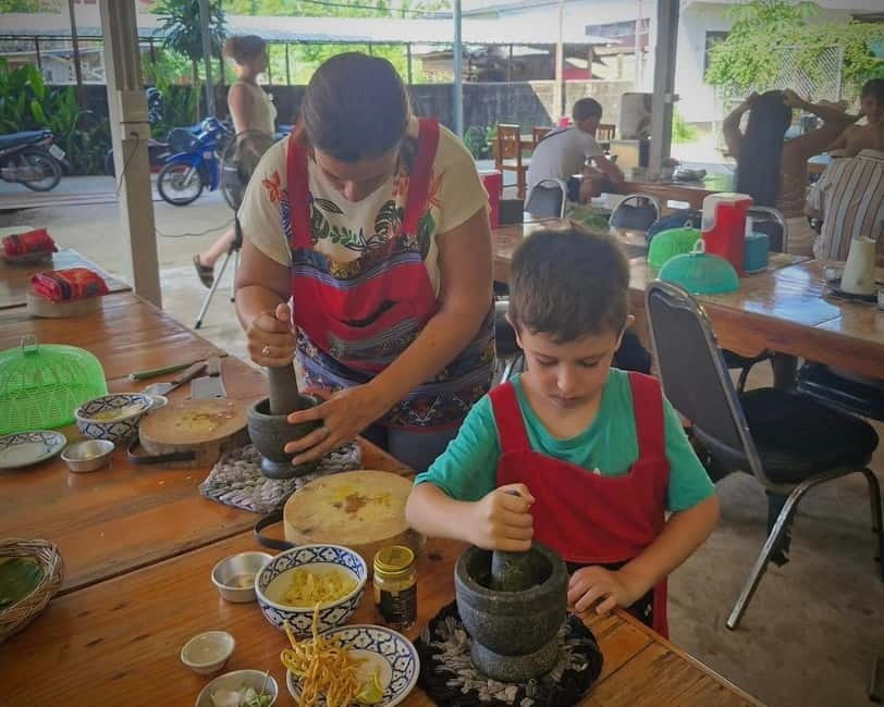 Chiang Mai: Cooking Class, Market & Thai Herbs Garden Tour - Eating in the organic kitchen garden like a Thai meal actually happens