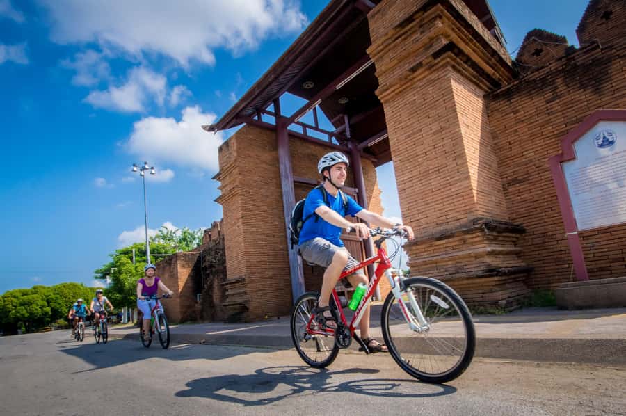 Chiang Mai: Countryside Adventure by Bike - Lamphun’s Phra That Hariphunchai: the golden chedi moment