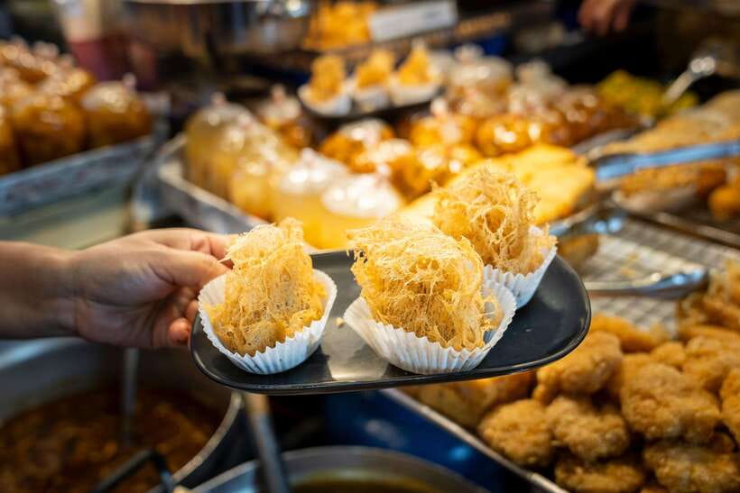 Chiang Mai: Evening Sightseeing and Local Food Guided Tour - First stop, Chiang Mai Gate Market snacks and easy street energy