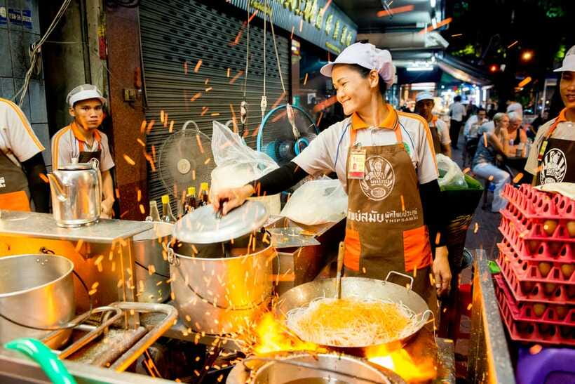 Chiang Mai: Evening Sightseeing and Local Food Guided Tour - Wat Chedi Luang at night, the temple you thought you knew