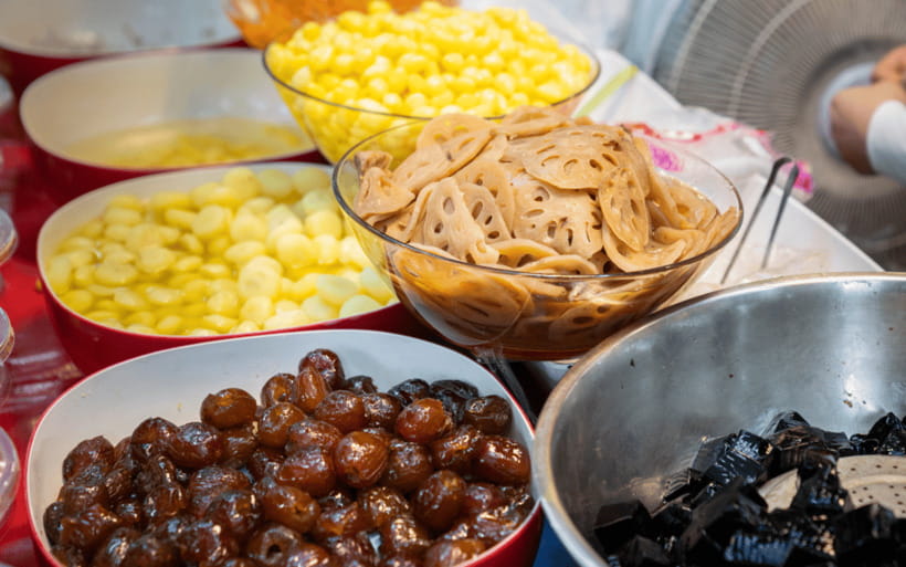 Chiang Mai: Evening Sightseeing and Local Food Guided Tour - Chang Peuk Gate Market fruit shakes and Thai dessert time
