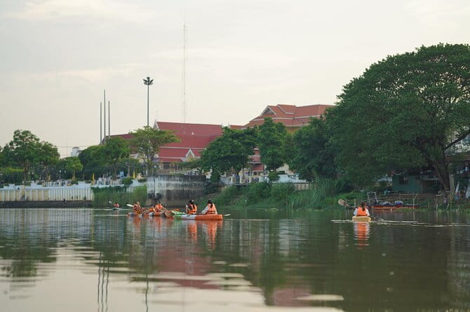 Chiang Mai: Explore Kayaking Through Mae Ping River on Sunset - Warorot Market (Kad Luang) on sunset time, guided from the river