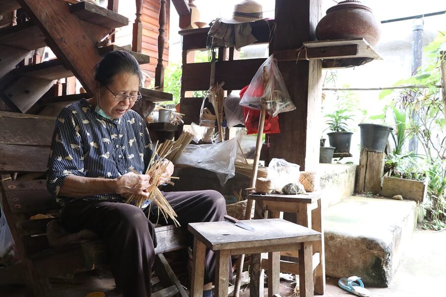 Chiang Mai: Gibbons, Trekking & Mae Kampong Small Group Tour - Mae Kampong Village Walking and the Coffee Stop With Valley Views