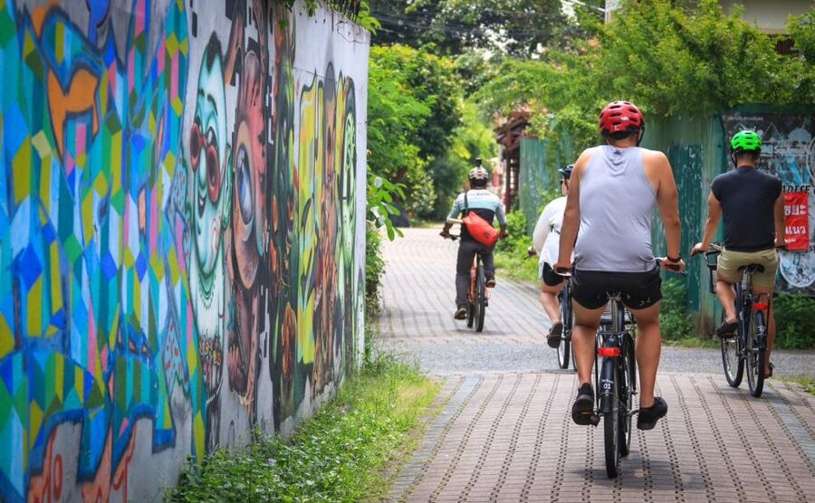 Chiang Mai: Half-Day Old Town Cycling Tour - Snacks, refreshments, and an included lunch you’ll be glad you get
