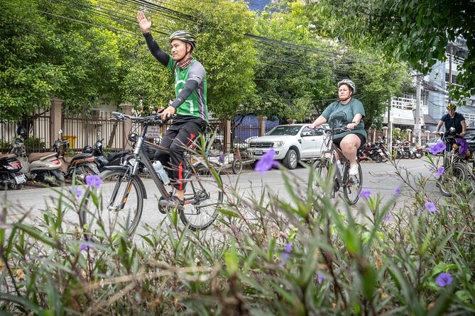 Chiang Mai: Historic Old City Bike Tour - Morning or Night - Wat Chiang Man or Wat Lok Molee, and Why Timing Matters