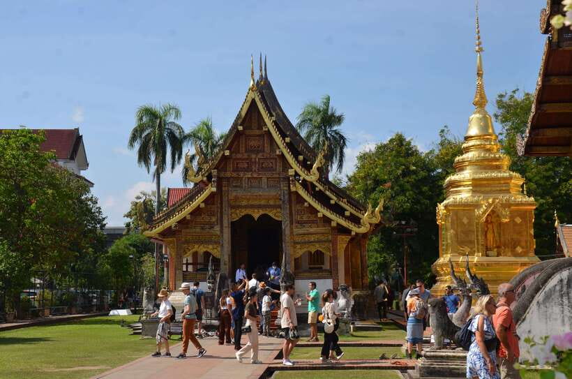 Chiang Mai: Historic Temples and City Guided Walking Tour - Three Kings Monument: The City Square Moment Between Temples