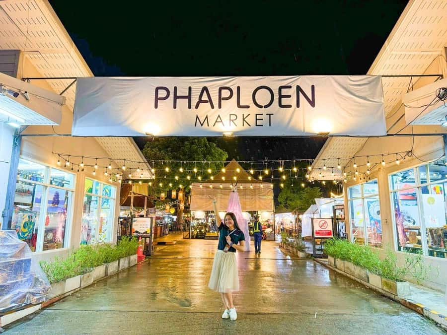 Chiang Mai: Ladyboy Cabaret Show with Dinner and Drinks - Switching gears at the bar: drinks, meet-and-greet, and a calmer pace