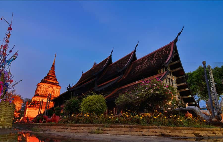 Chiang Mai Light: Tuk Tuk Night Tour with Temples & Markets - Wat Chedi Luang Under Night Lights: The First 30 Minutes Matter