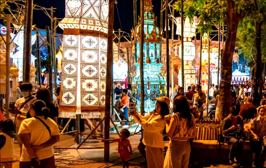 Chiang Mai Light: Tuk Tuk Night Tour with Temples & Markets - Wat Phra Singh and Wat Lok Moli: Culture Lessons With No Heavy Walking