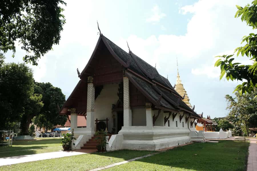 Chiang Mai Light: Tuk Tuk Night Tour with Temples & Markets - Chinatown and Tha Phae Gate Streets: Easy Night Food and Real City Energy