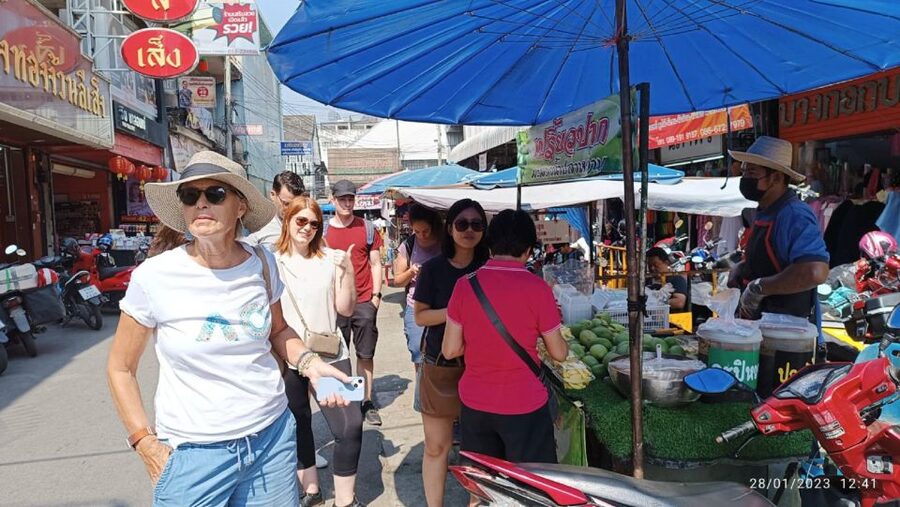 Chiang Mai: Local Food and Markets Guided Walking Tour - Warorot Market for snacks, shopping, and mango sticky rice