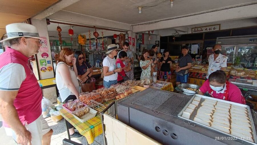 Chiang Mai: Local Food and Markets Guided Walking Tour - Thana Ocha and Hakka-style noodles, the savory finale