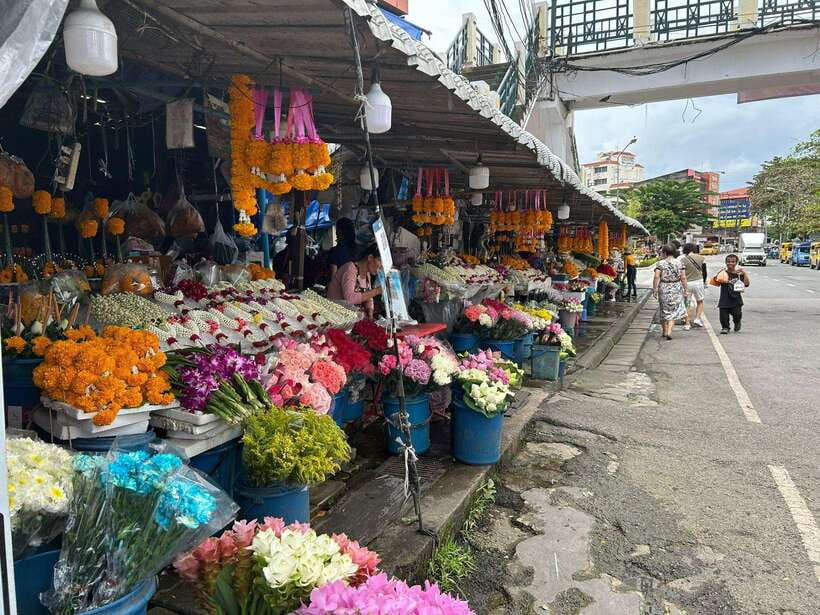 Chiang Mai Old City, Local Market, Local Food Tour - Wat Chiang Man: oldest temple energy, calmer rhythm