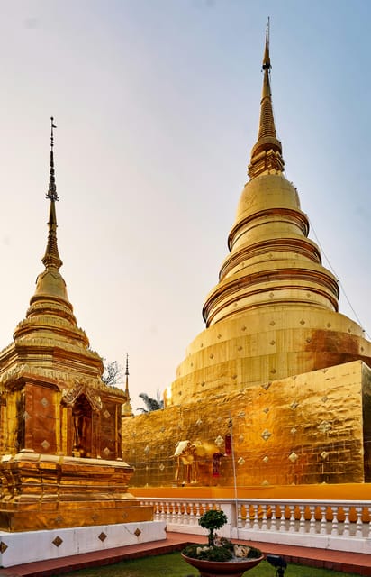 Chiang Mai: Private 1 Day Temple Tour - Wat Chiang Man, Wat Lok Moli, and Tha Phae Gate area