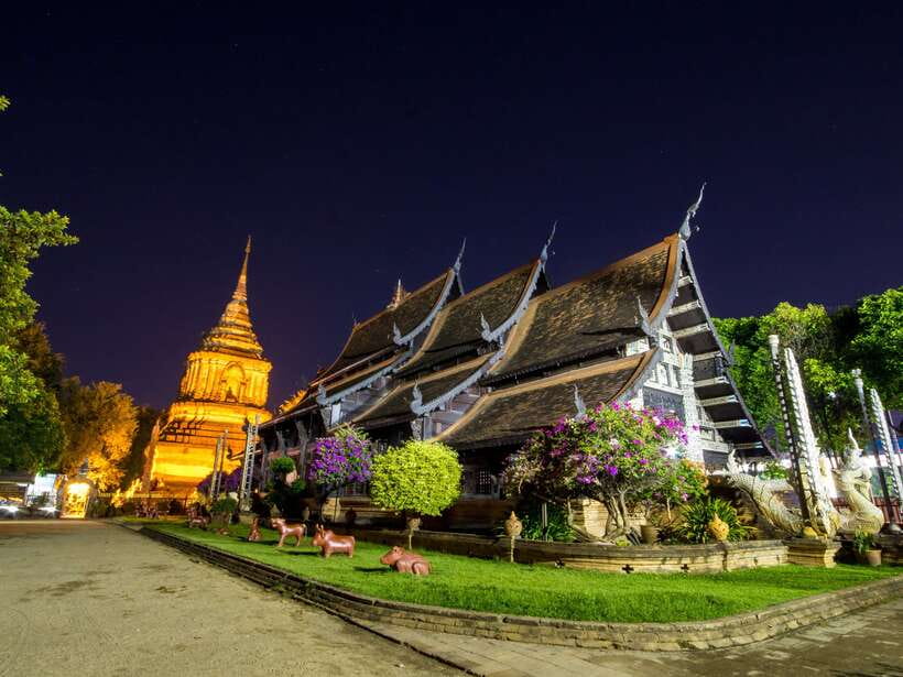 Chiang Mai: Private Historic Old City Bike Tour - Night - Wat Lok Molee and Wat Chiang Man: which one you get
