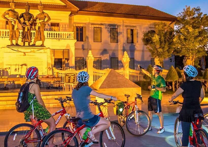 Chiang Mai: Private Historic Old City Bike Tour - Night - The Three Kings Monument and Wat Intakhin: symbolic center time