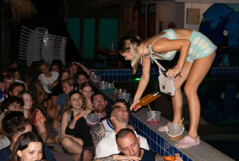 Chiang Mai Pub Crawl: The Best Nightlife in Town! - 8pm kickoff: drinking games, free pour shots, and your bucket