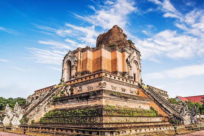 Chiang Mai RED TRUCK City Tour: Famous Attractions & Doi Suthep - Tha Phae Gate: the red-brick finish that ties Chiang Mai’s old city together