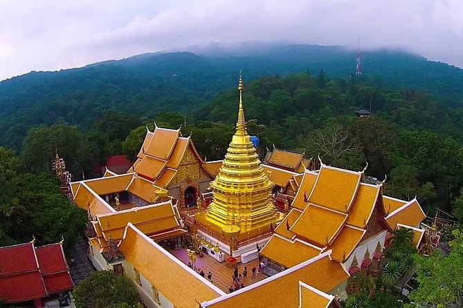 Chiang Mai RED TRUCK City Tour: Famous Attractions & Doi Suthep - Wat Chedi Luang Varavihara: the 1545 earthquake story and the Naga staircase