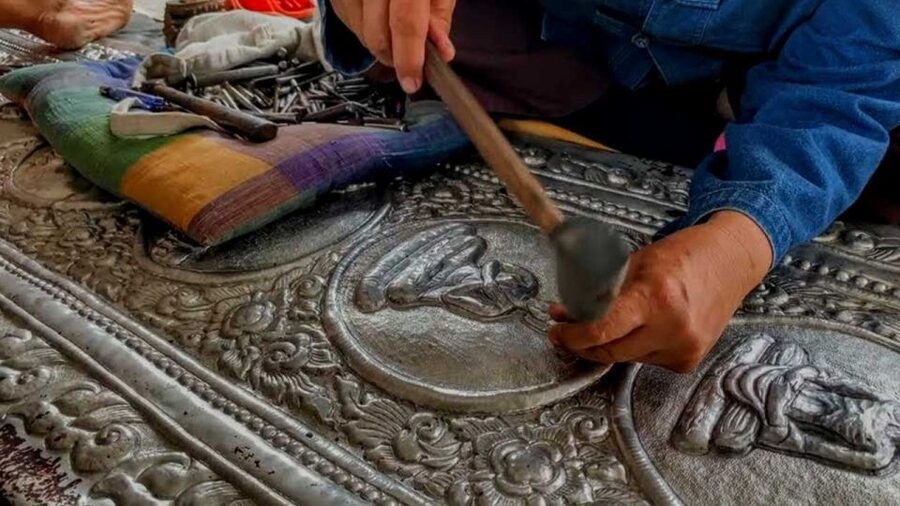 Chiang Mai: Silver Craftwork Temple Tour with Monk Meeting - Why Chiang Mai’s Silver Temples Feel Different