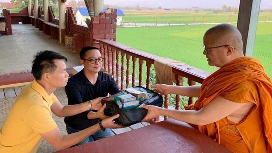 Chiang Mai: Silver Craftwork Temple Tour with Monk Meeting - Temple Etiquette: Dress Code, Shoes, and What to Bring