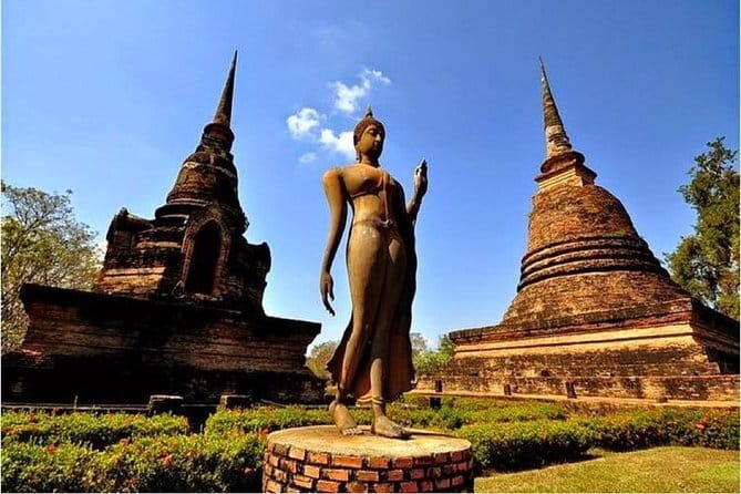 Chiang Mai Temples and Market Tuk Tuk Night Tour - Chiang Mai Night Bazaar: street food meal and dessert, plus shopping time