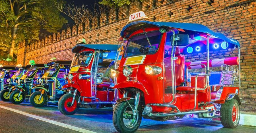 Chiang Mai: Temples and Street Food Night Tour by Tuk Tuk - Wat Phra Singh (Gold Temple) and its calmer pace
