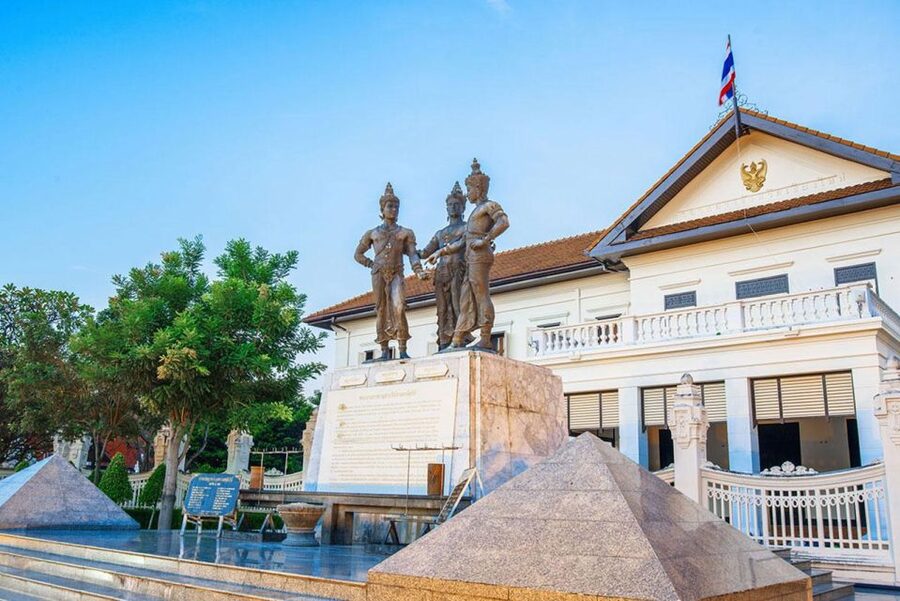 Chiang Mai: Temples and Street Food Night Tour by Tuk Tuk - Three Kings Monument: a short story stop that helps you connect the dots