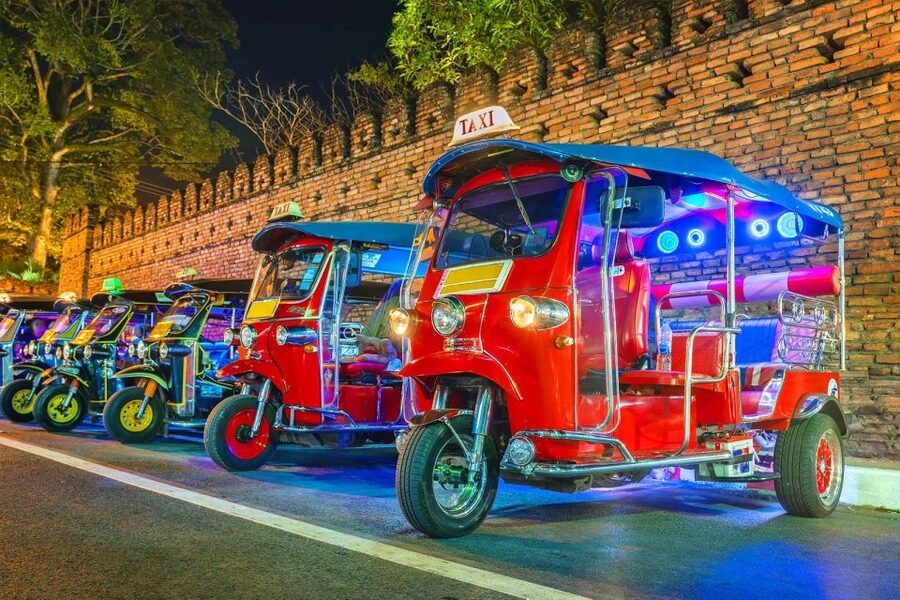 Chiang Mai: Temples and Street Food Night Tour by Tuk Tuk - Warorot vs Mueang Mai Market: where you actually eat Chiang Mai