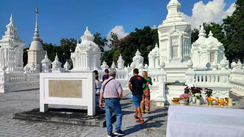 Chiang Mai: Tuk-Tuk Evening Tour with Temples & Street Foods - Low-Impact Touring: GSTC-Certified Details That You Can Actually Notice