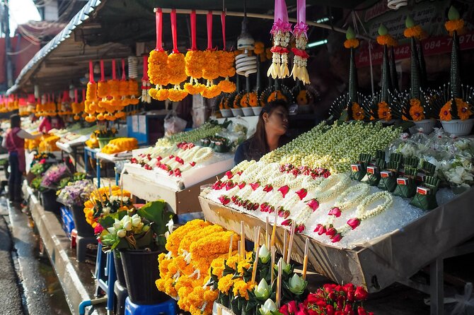 Chiang Mai: Tuk-Tuk Evening Tour with Temples & Street Foods - Tuk-Tuk at Night Through Chiang Mai’s Old City, in 4 Hours