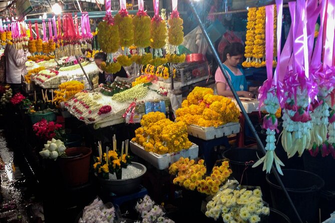 Chiang Mai: Tuk-Tuk Evening Tour with Temples & Street Foods - Wat Lok Moli: Lanna-Style Monastery and the Mengrai Dynasty Chedi