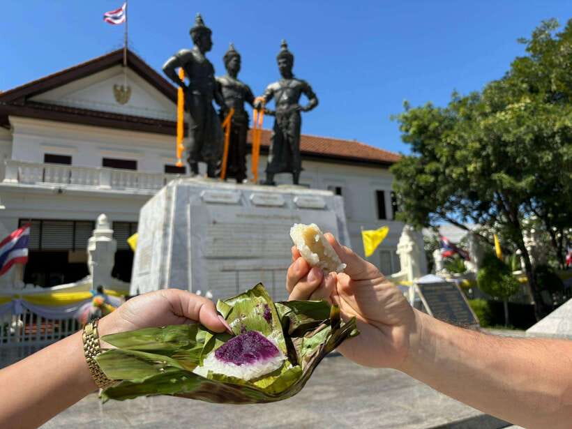 Chiang Mai: Walking Food Tour - Starting at Three Kings Monument with an orange umbrella