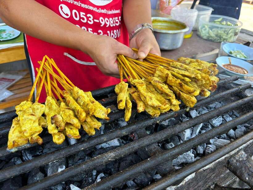 Chiang Mai: Walking Food Tour - Old Town temple stop and banana leaf sticky rice