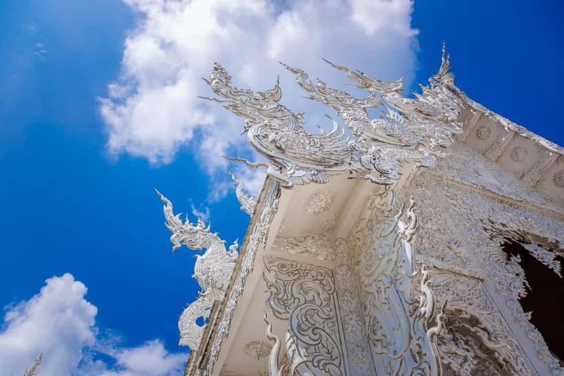 Chiang Mai: White, Red/Black & Blue Temples Tour with Lunch - Wat Huay Pla Kang Red Temple viewpoints: the statue-and-panorama hour